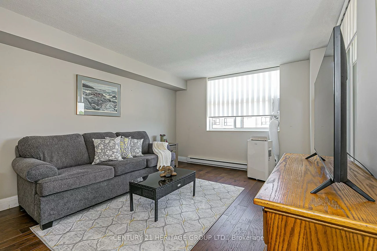 260, Davis, Central Newmarket, Newmarket