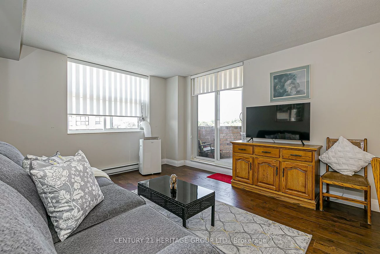 260, Davis, Central Newmarket, Newmarket