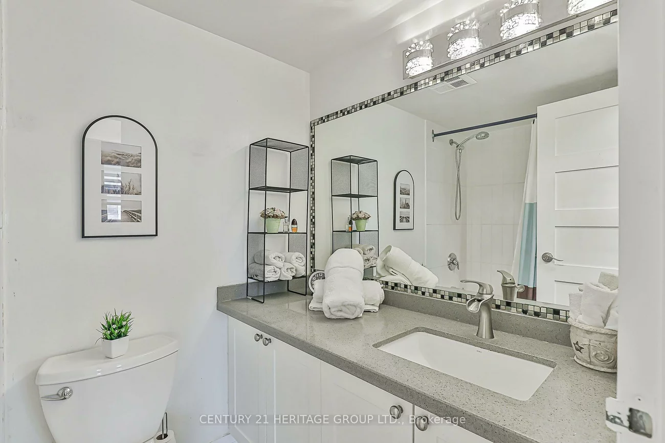 260, Davis, Central Newmarket, Newmarket