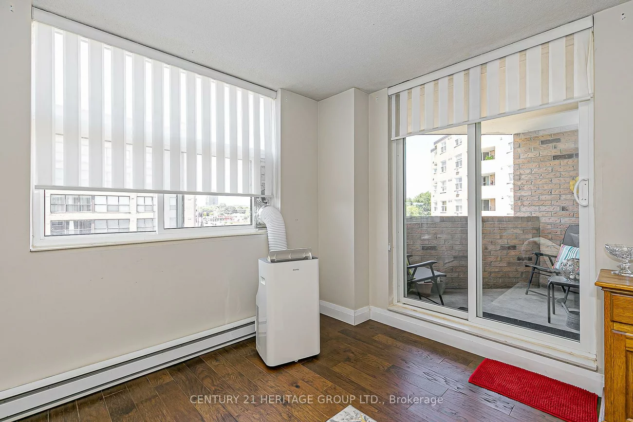 260, Davis, Central Newmarket, Newmarket