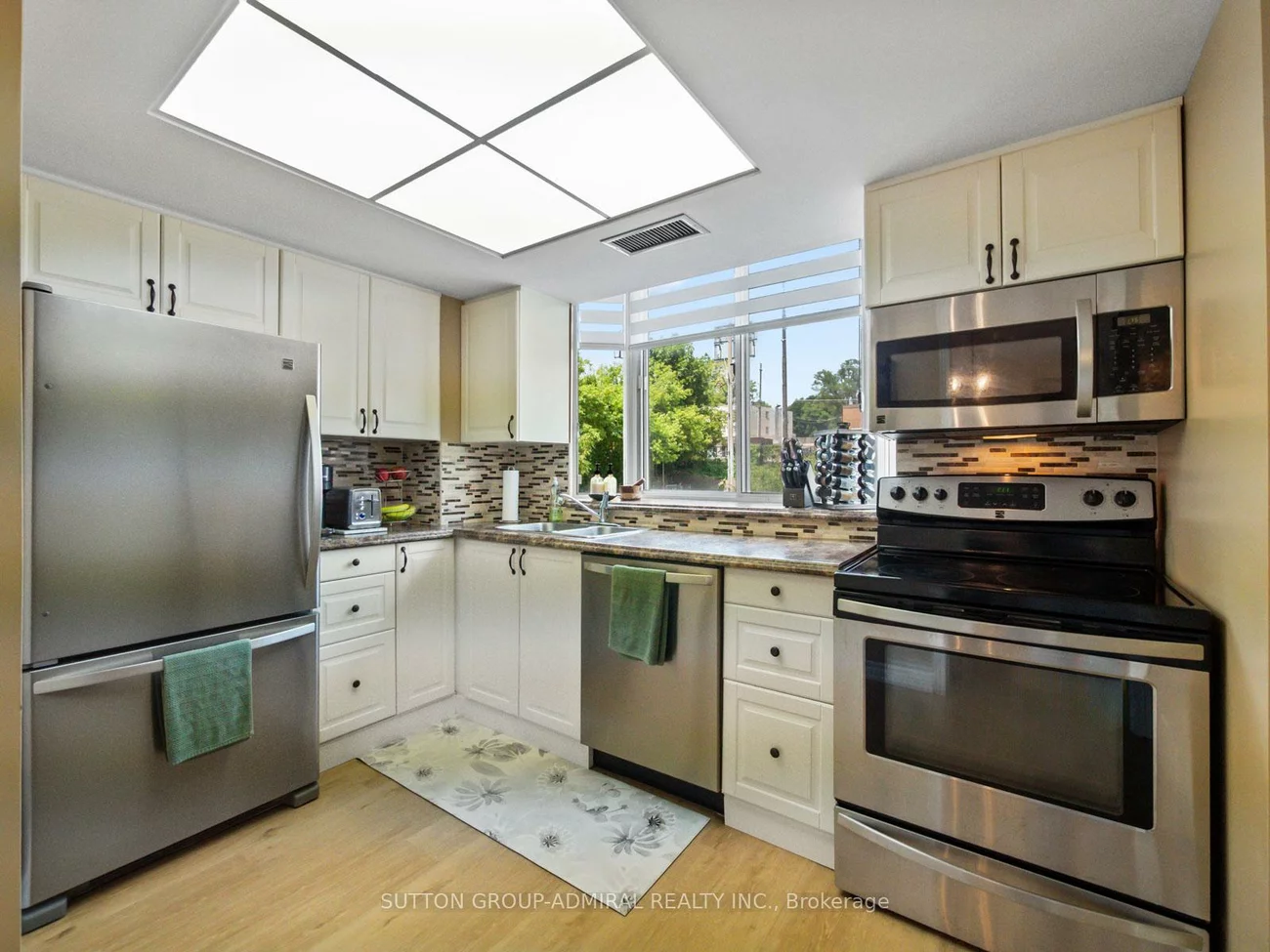 270, Davis, Central Newmarket, Newmarket