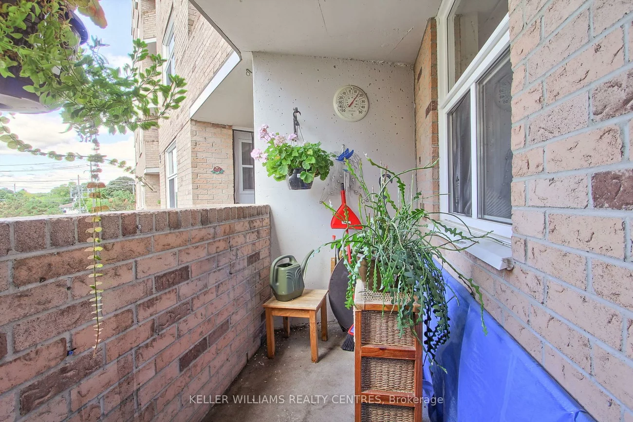 260, Davis, Central Newmarket, Newmarket