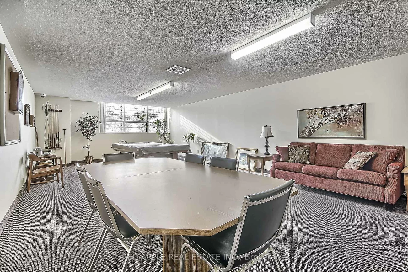 250, Davis, Central Newmarket, Newmarket