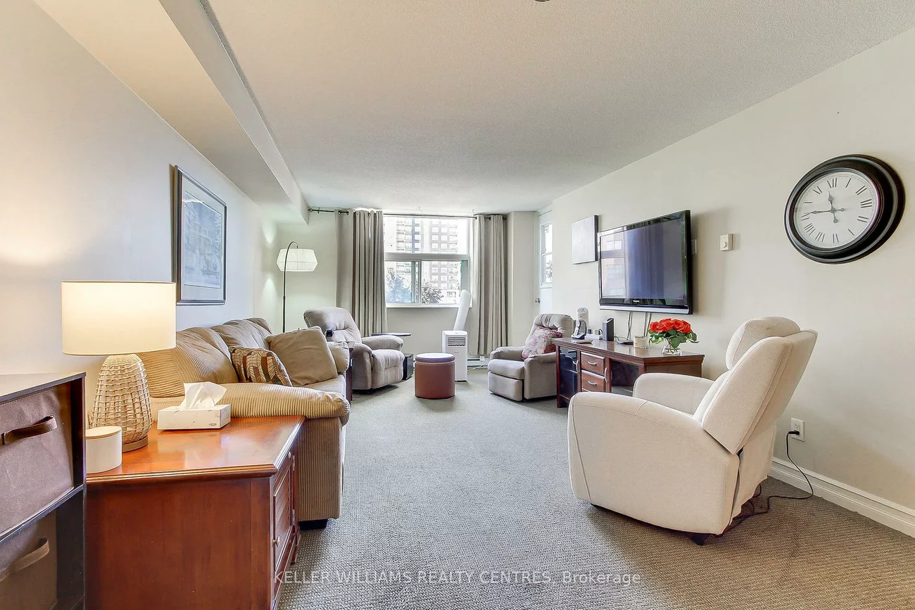 260, Davis, Central Newmarket, Newmarket
