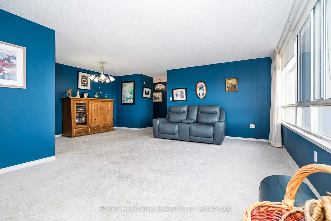 270, Davis, Central Newmarket, Newmarket