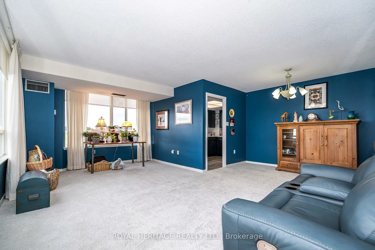 270, Davis, Central Newmarket, Newmarket