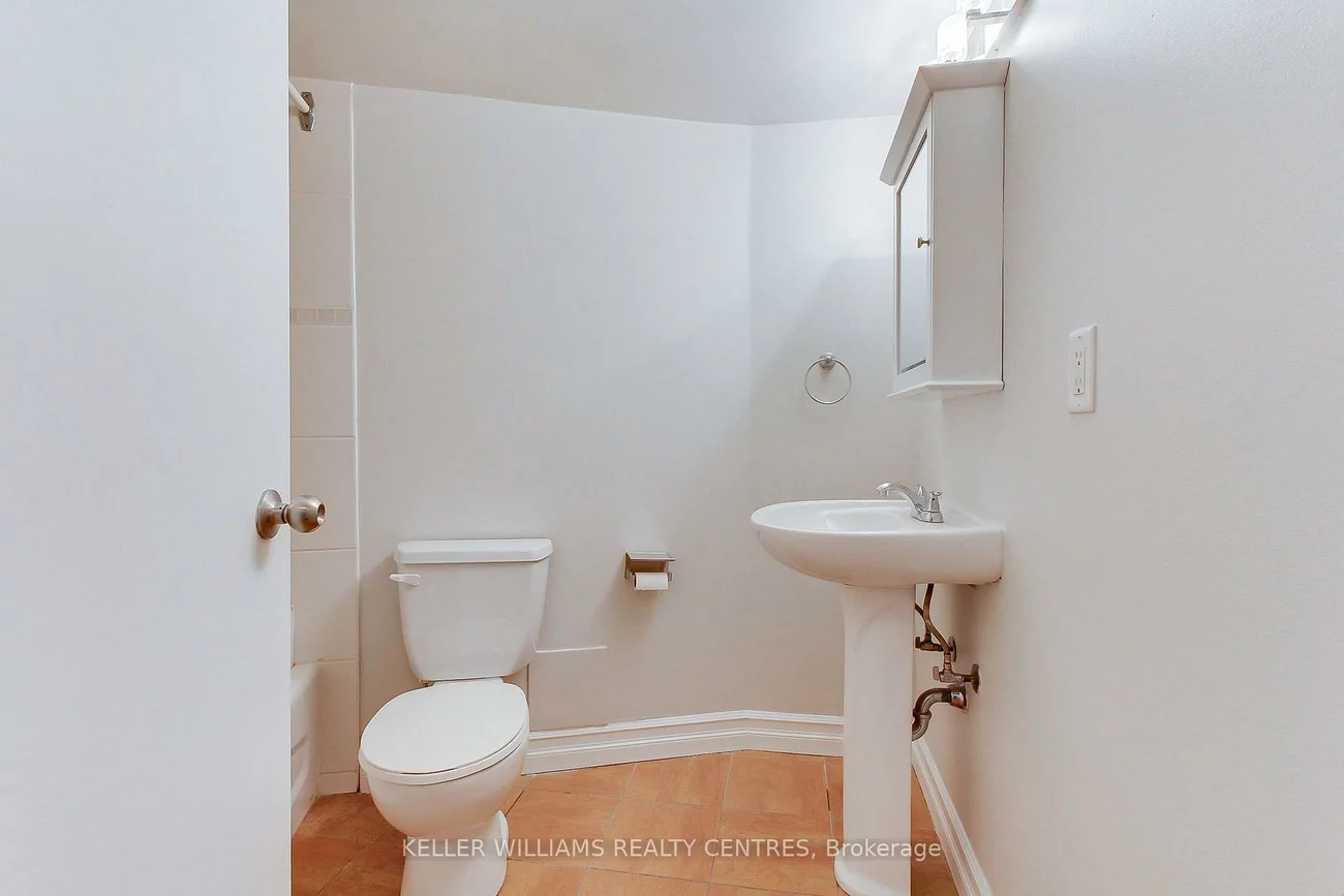 260, Davis, Central Newmarket, Newmarket