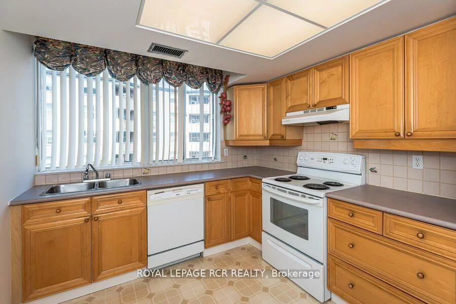 270, Davis, Central Newmarket, Newmarket