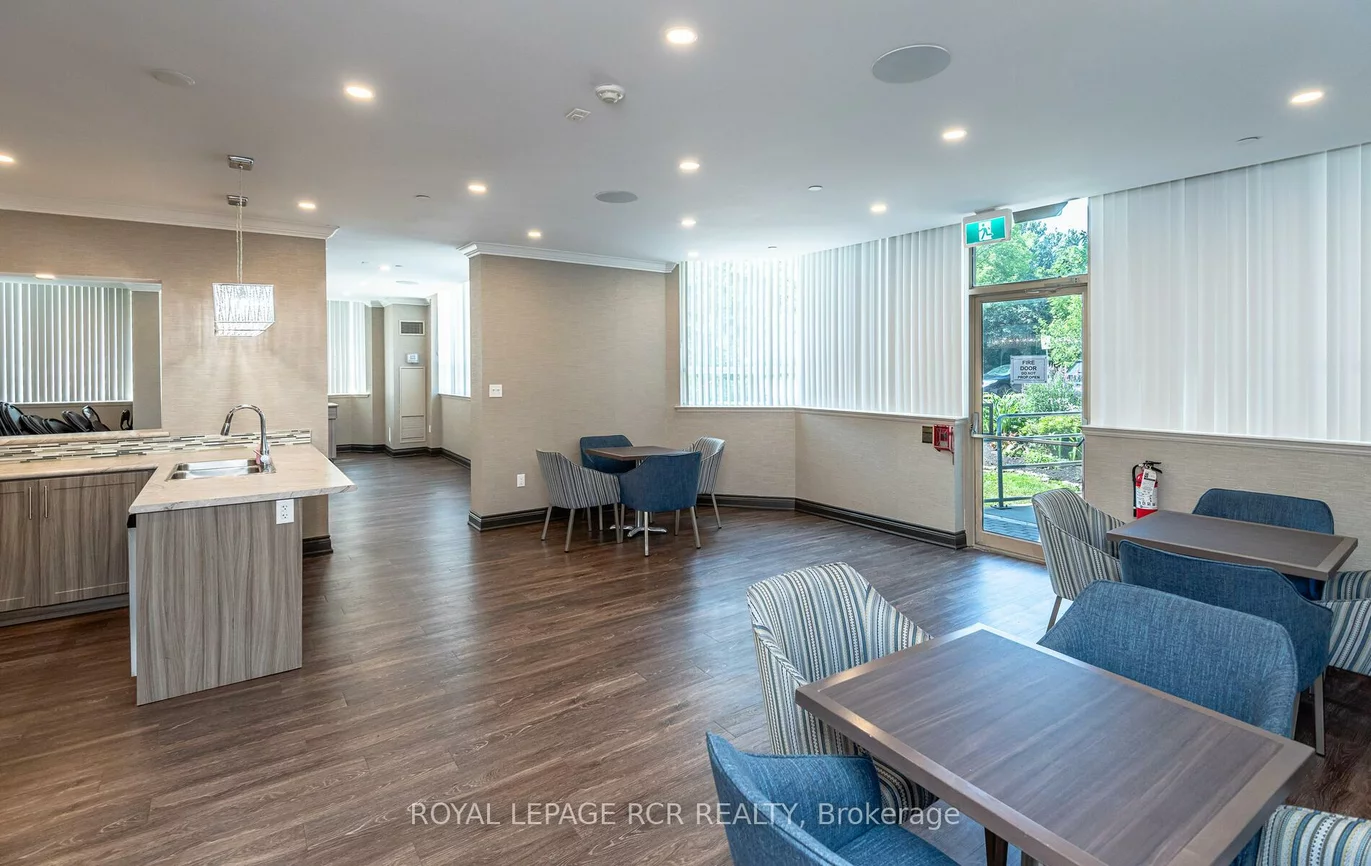 270, Davis, Central Newmarket, Newmarket