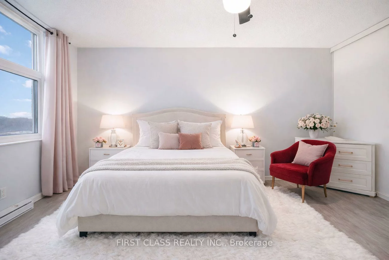 260, Davis, Central Newmarket, Newmarket