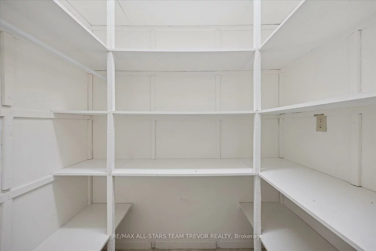 250, Davis, Central Newmarket, Newmarket