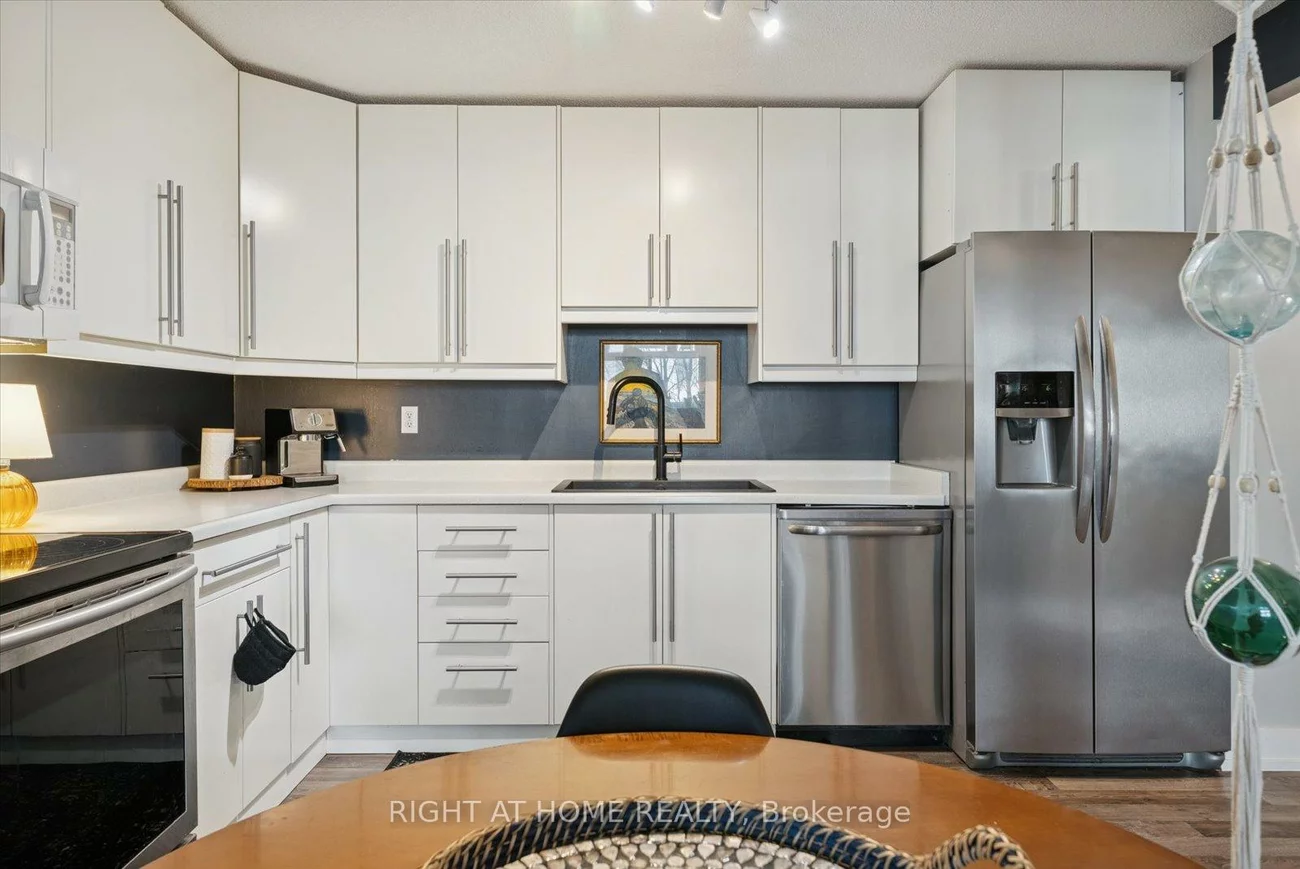 260, Davis, Central Newmarket, Newmarket