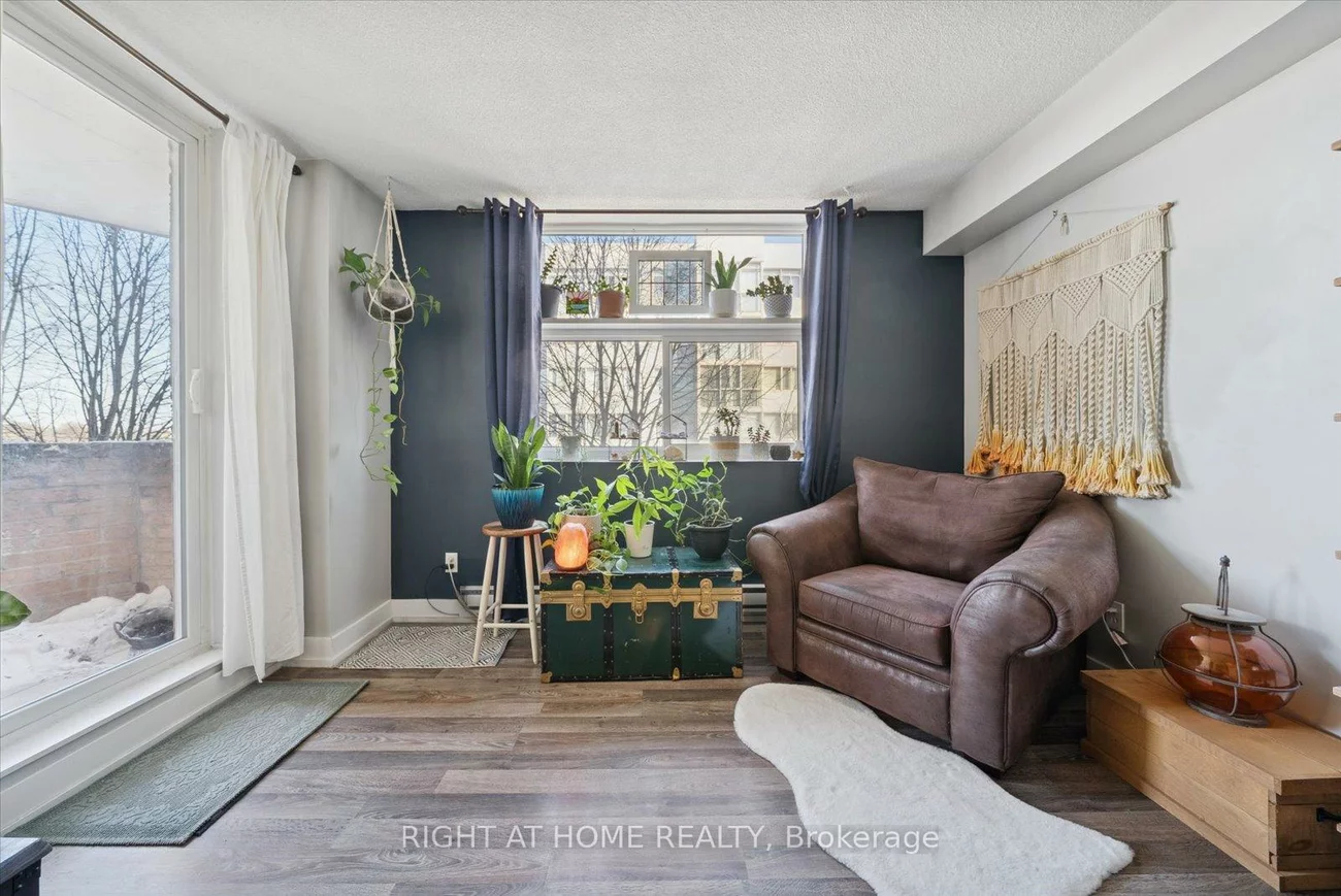 260, Davis, Central Newmarket, Newmarket