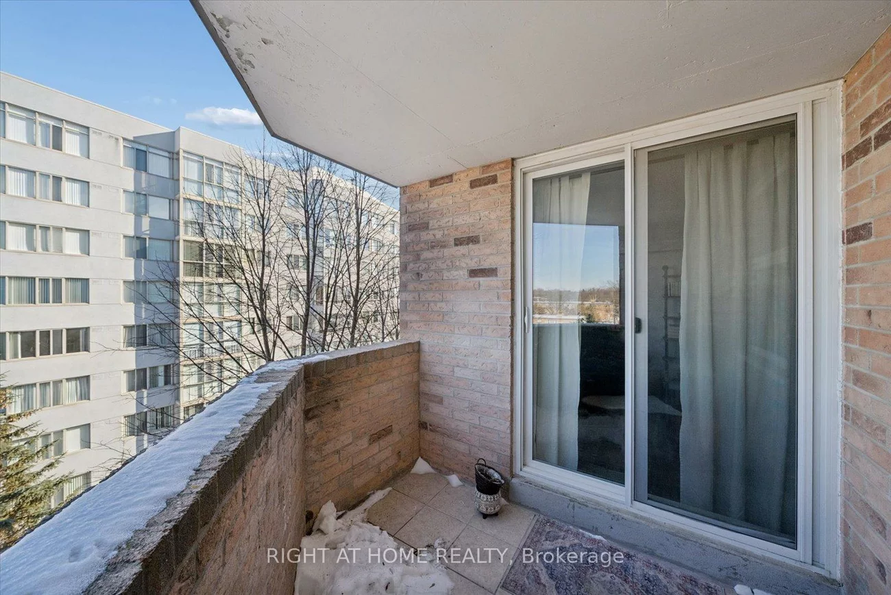 260, Davis, Central Newmarket, Newmarket