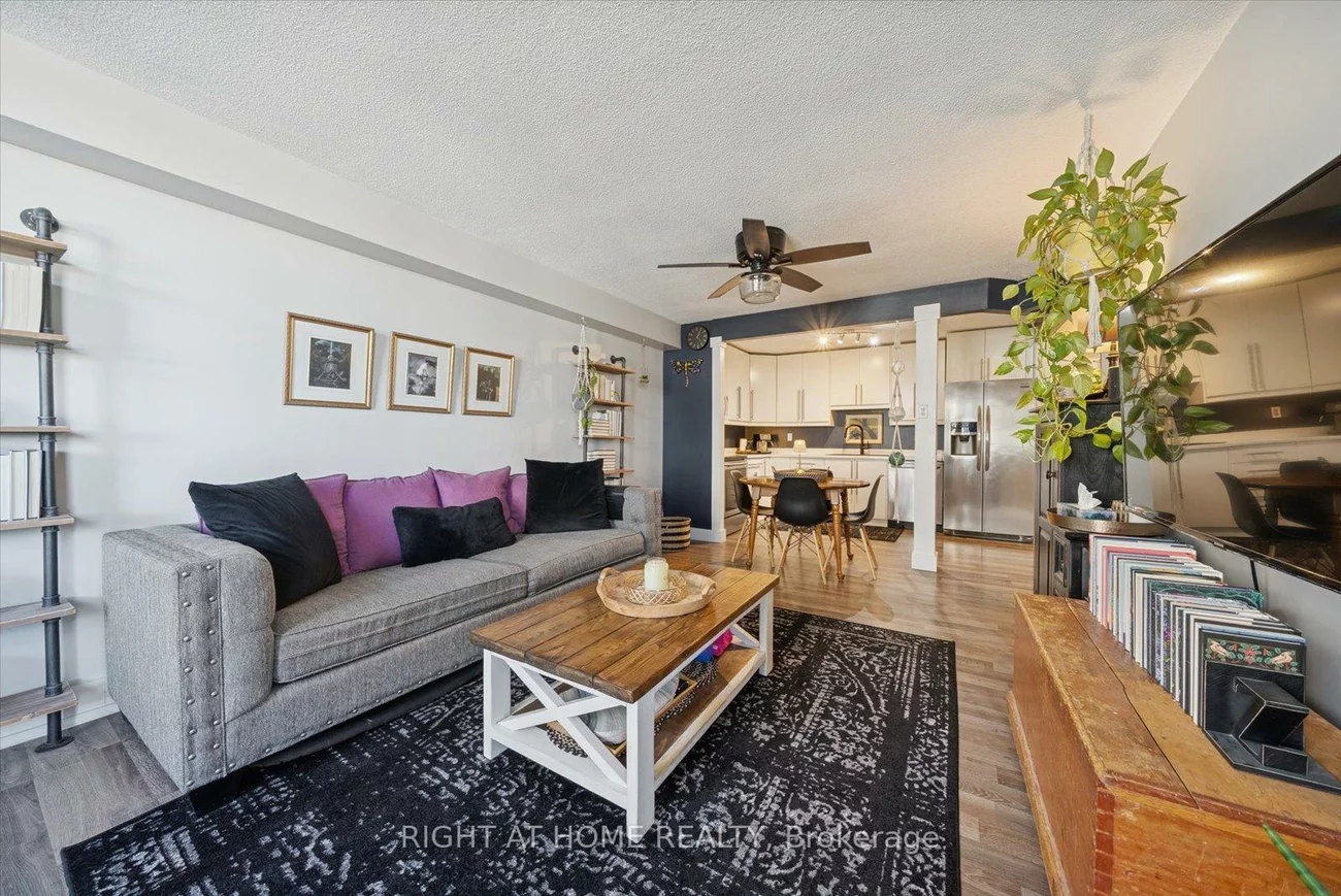 260, Davis, Central Newmarket, Newmarket