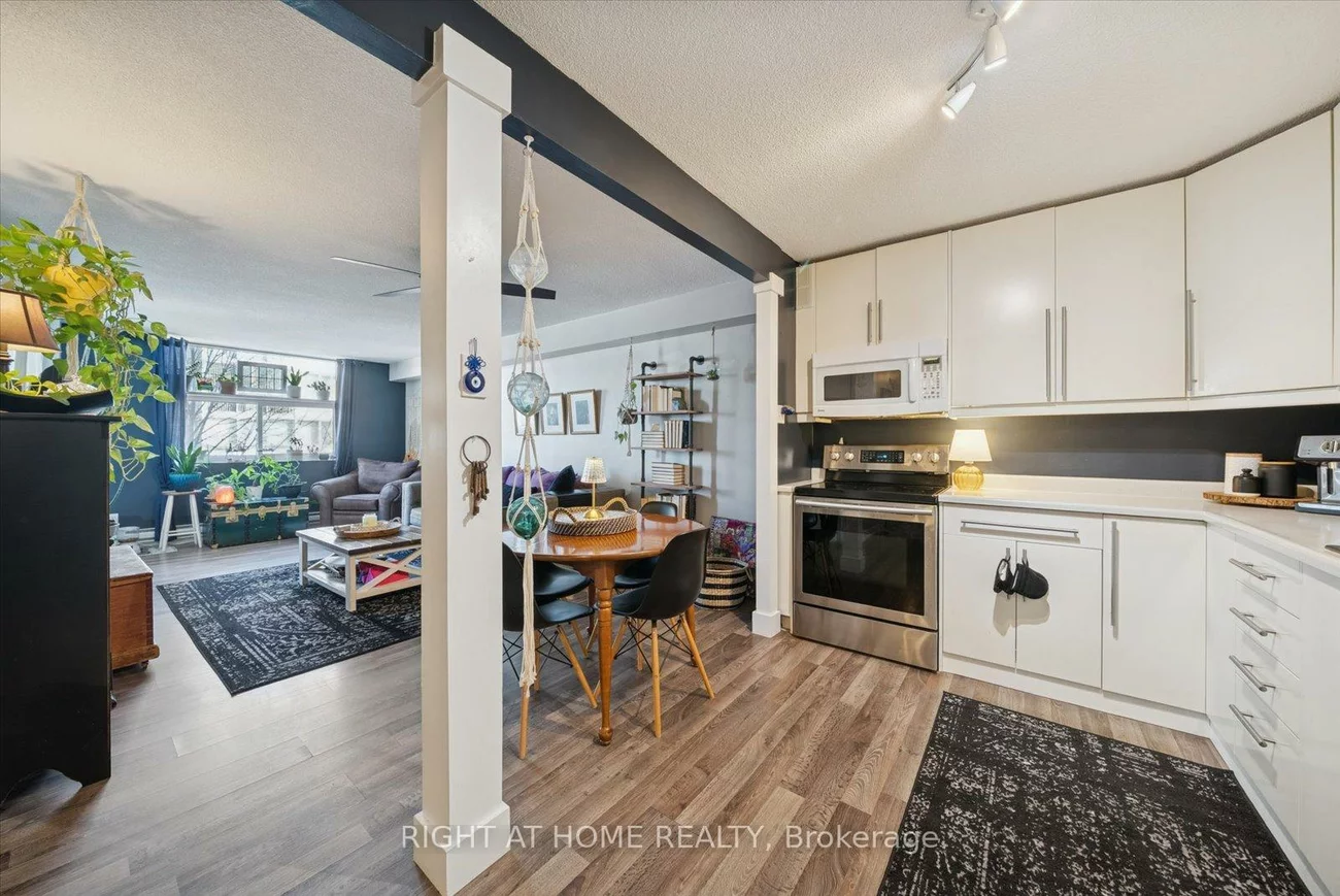 260, Davis, Central Newmarket, Newmarket