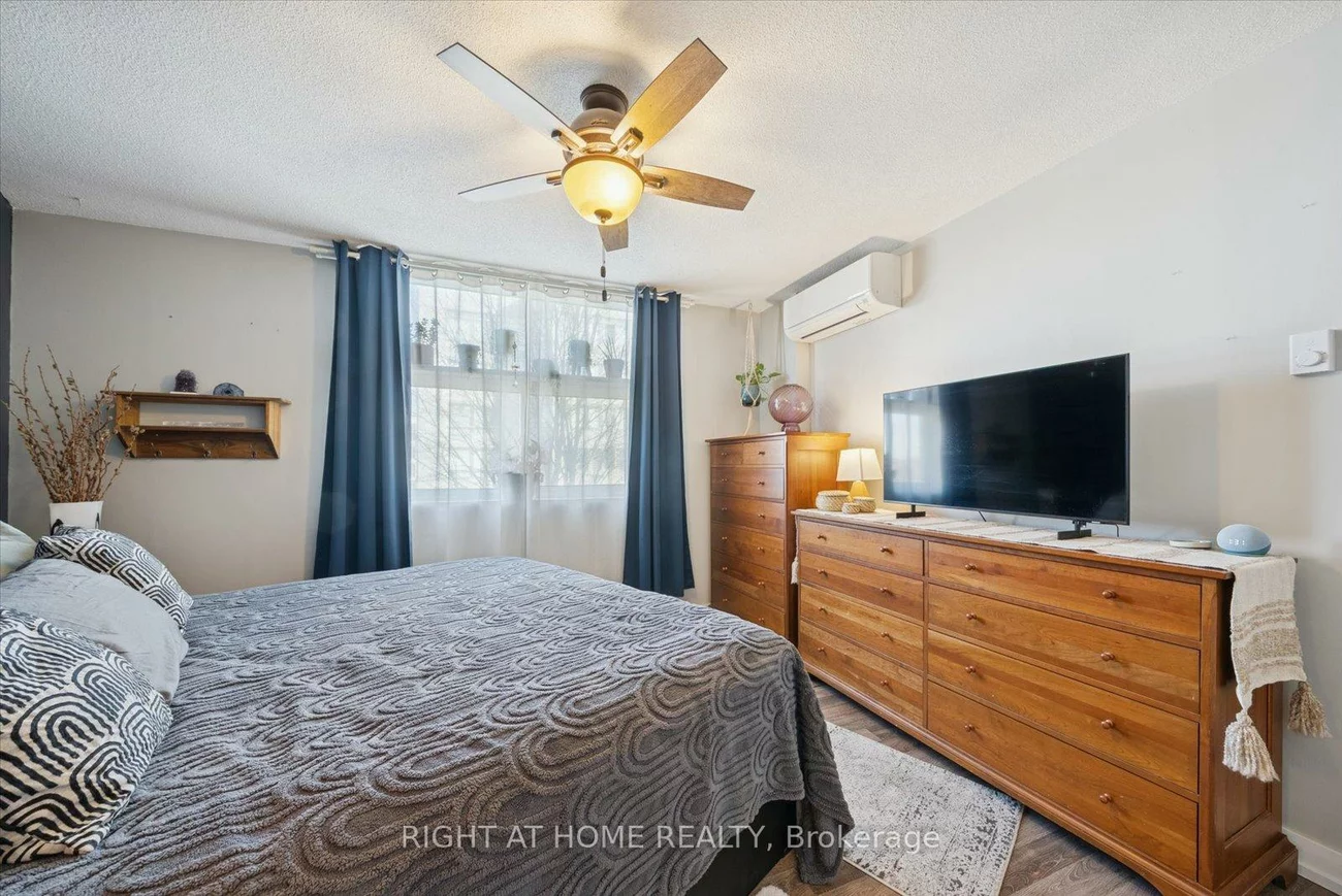 260, Davis, Central Newmarket, Newmarket