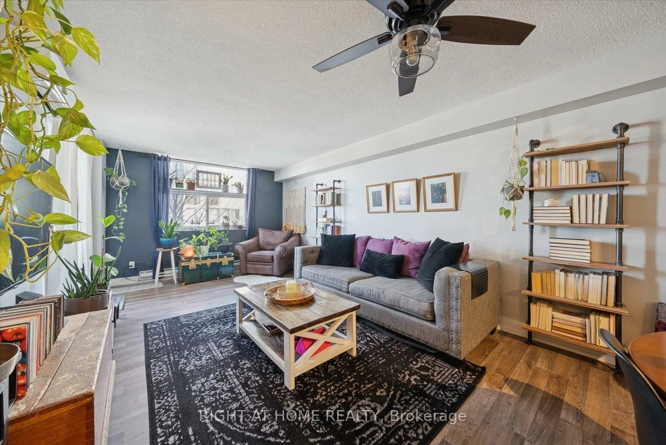 260, Davis, Central Newmarket, Newmarket