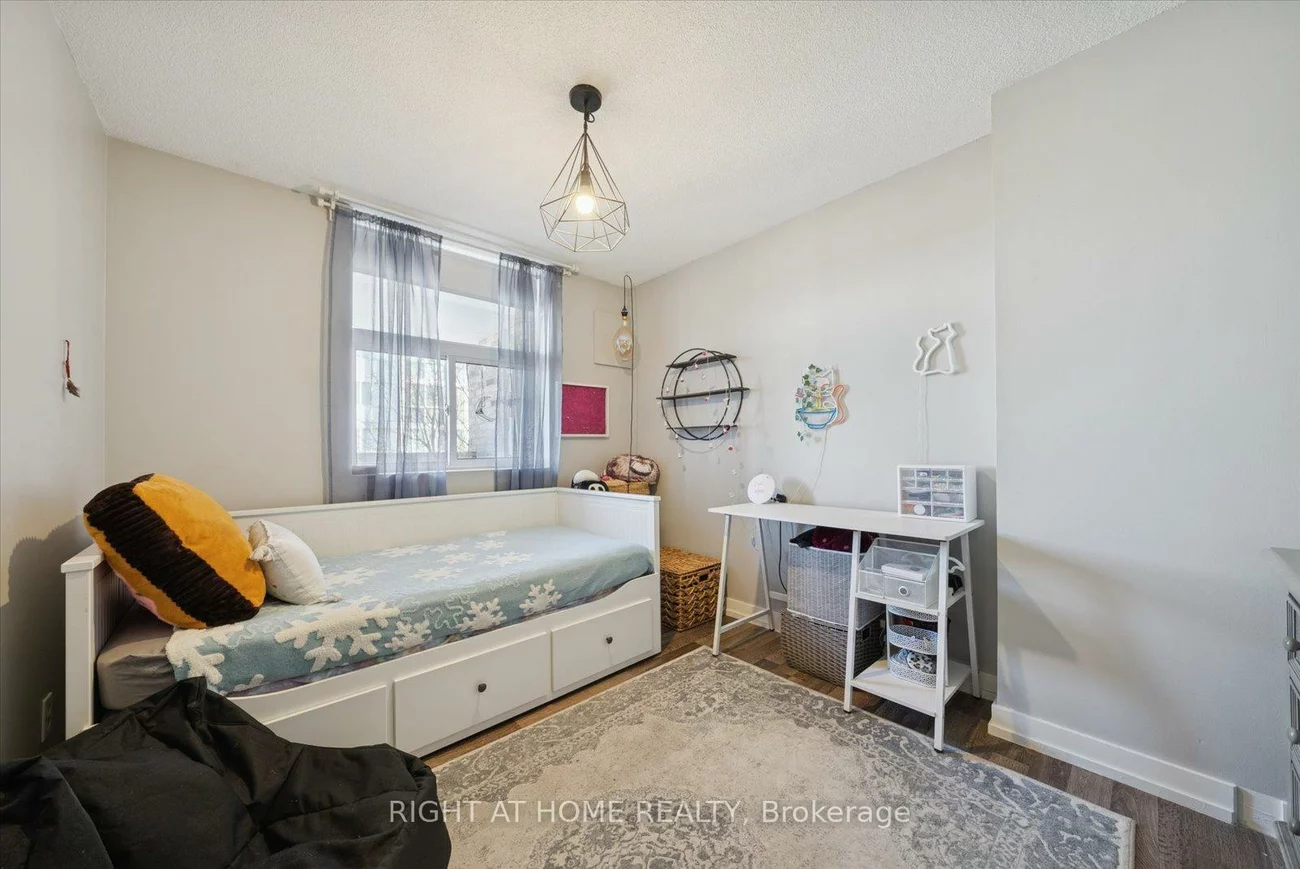 260, Davis, Central Newmarket, Newmarket