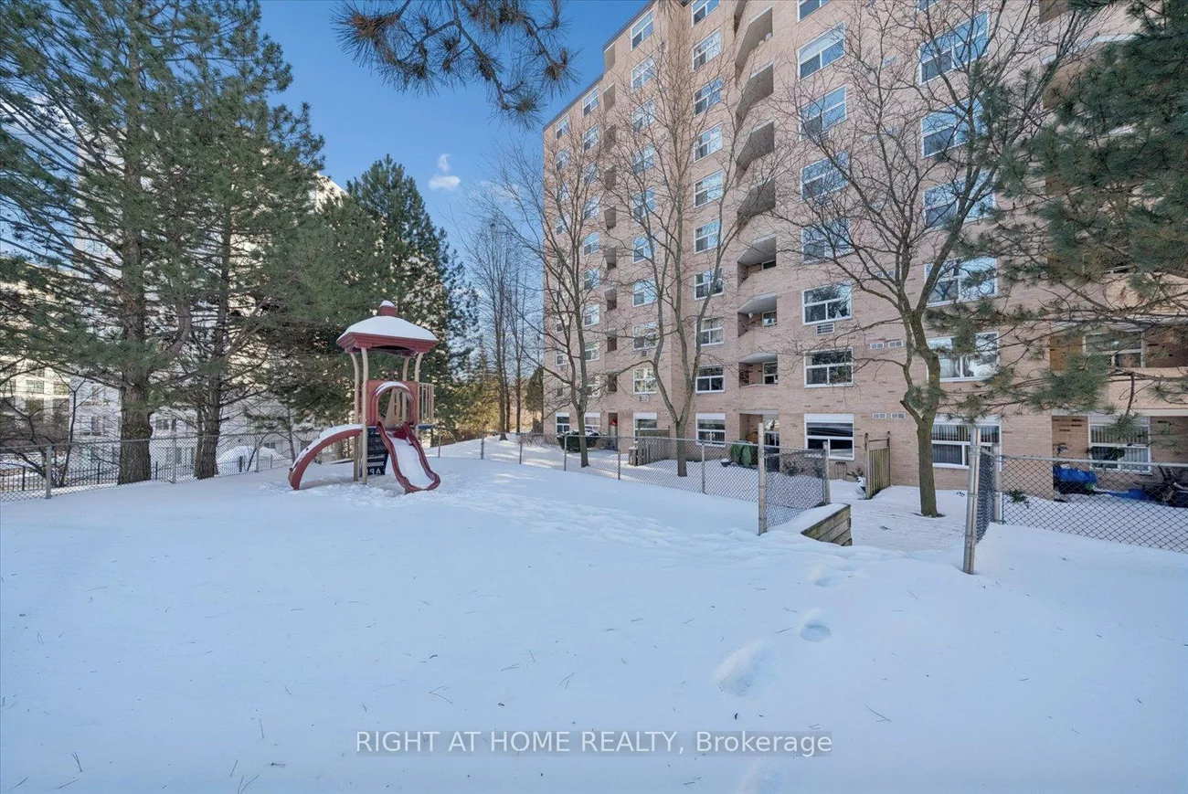 260, Davis, Central Newmarket, Newmarket