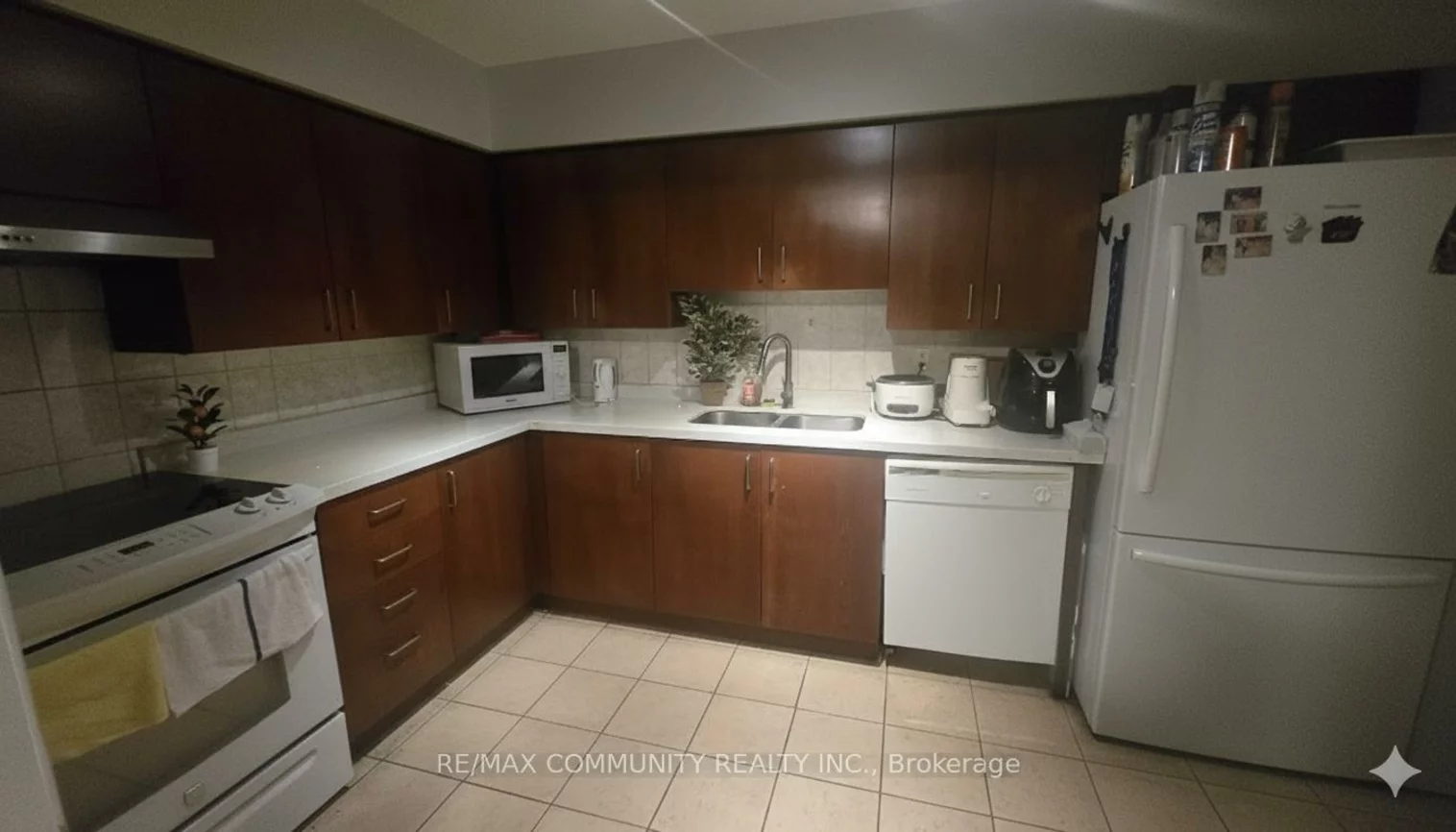 260, Davis, Central Newmarket, Newmarket