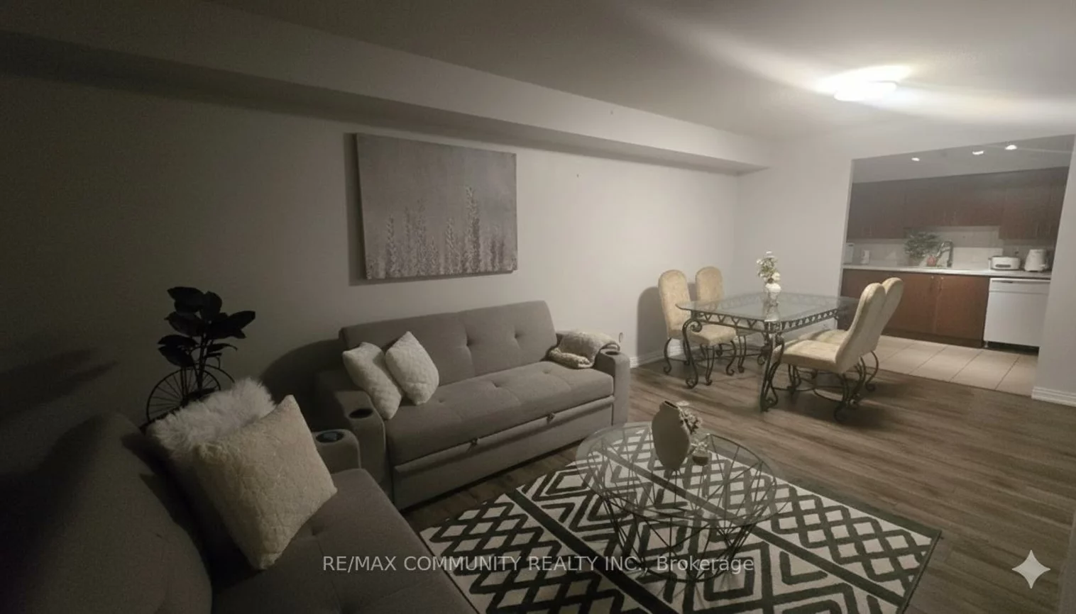 260, Davis, Central Newmarket, Newmarket