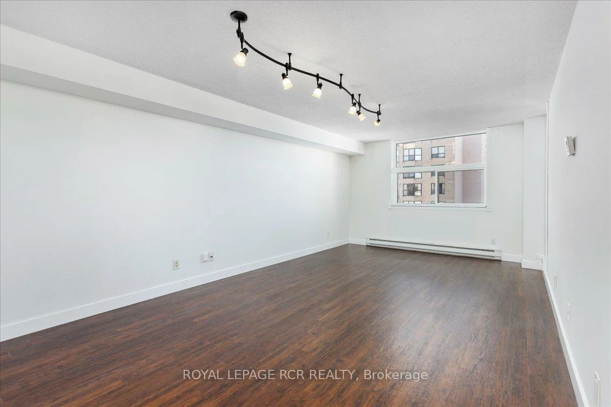 260, Davis, Central Newmarket, Newmarket