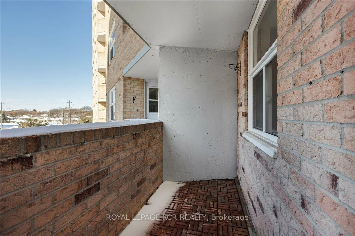 260, Davis, Central Newmarket, Newmarket