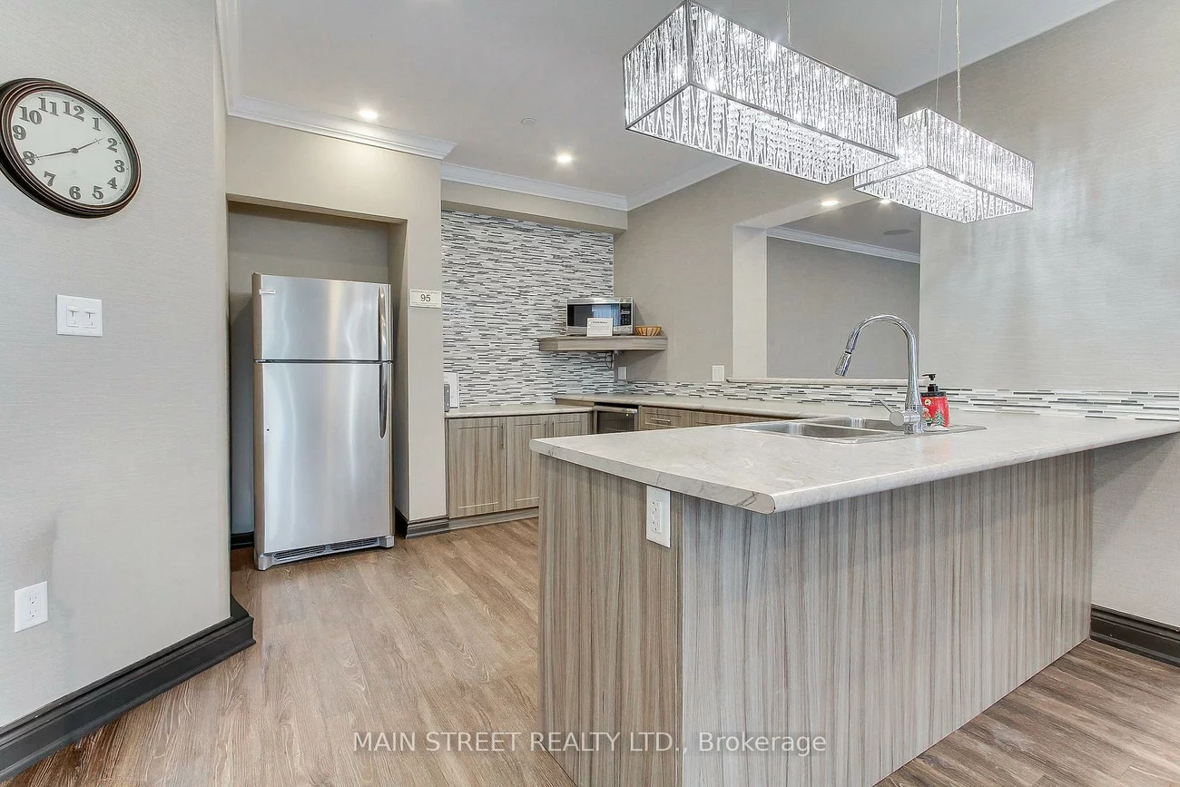 270, Davis, Central Newmarket, Newmarket