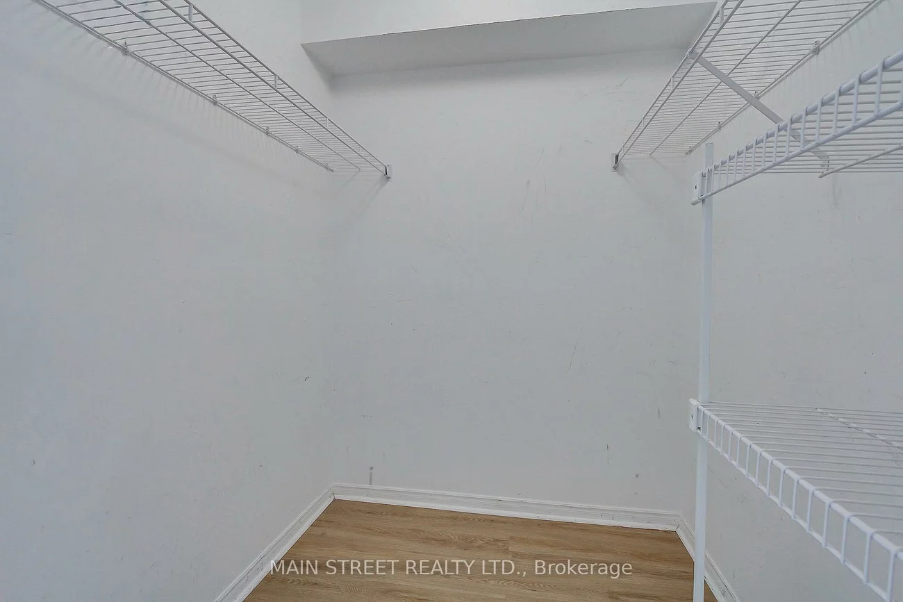 270, Davis, Central Newmarket, Newmarket