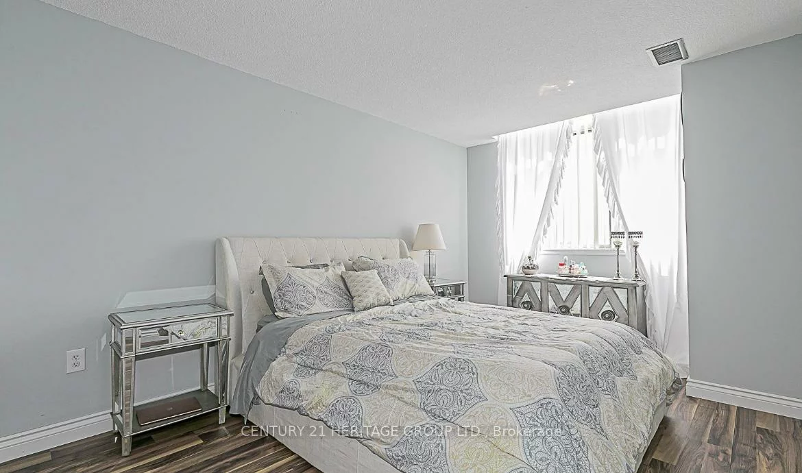 270, Davis, Central Newmarket, Newmarket