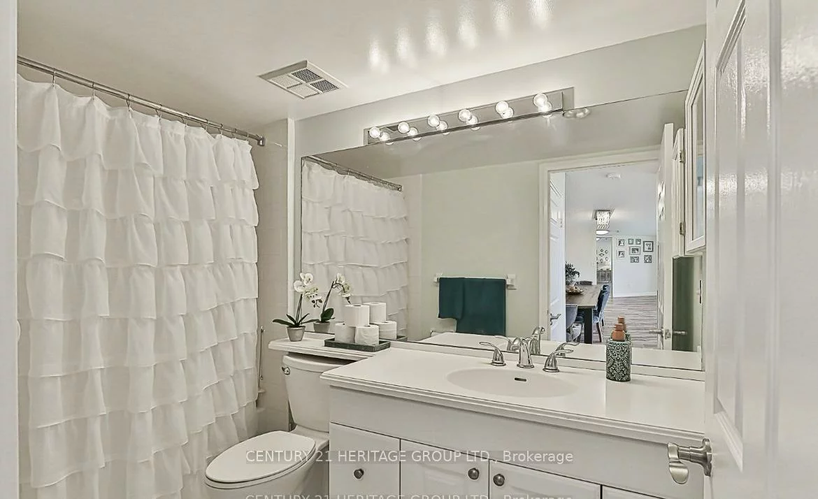 270, Davis, Central Newmarket, Newmarket