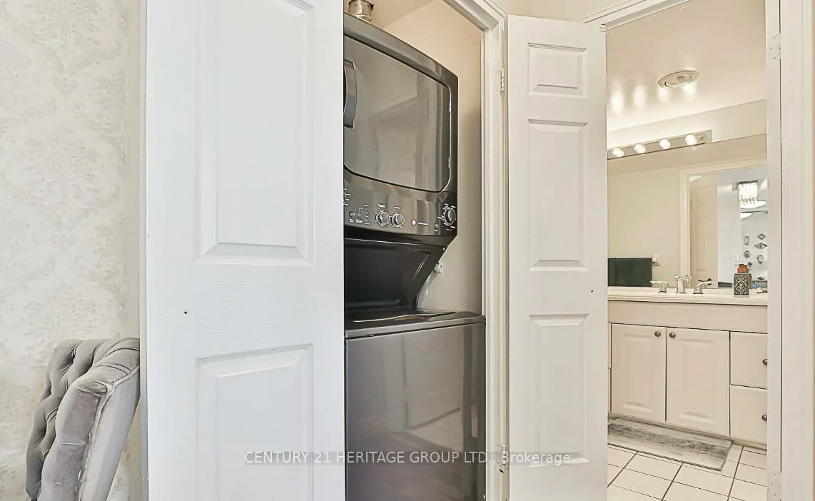 270, Davis, Central Newmarket, Newmarket