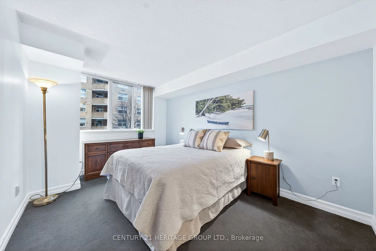 270, Davis, Central Newmarket, Newmarket