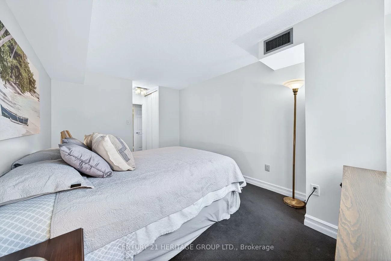 270, Davis, Central Newmarket, Newmarket