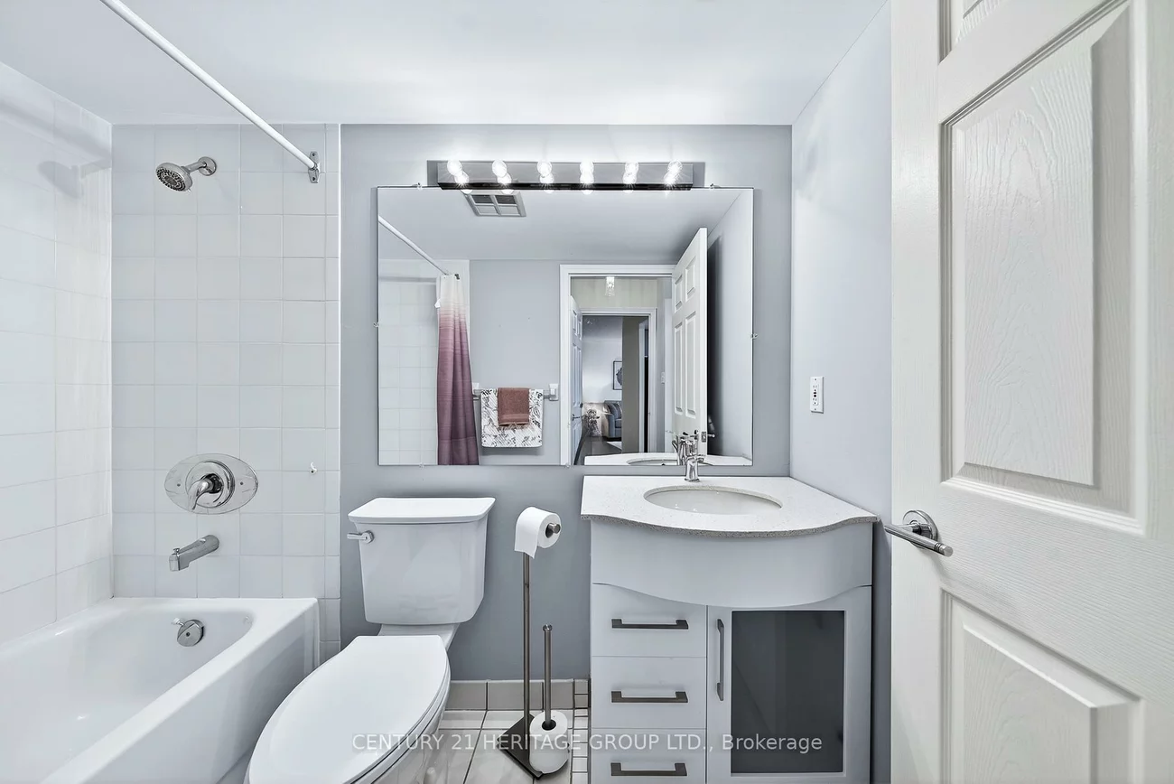 270, Davis, Central Newmarket, Newmarket