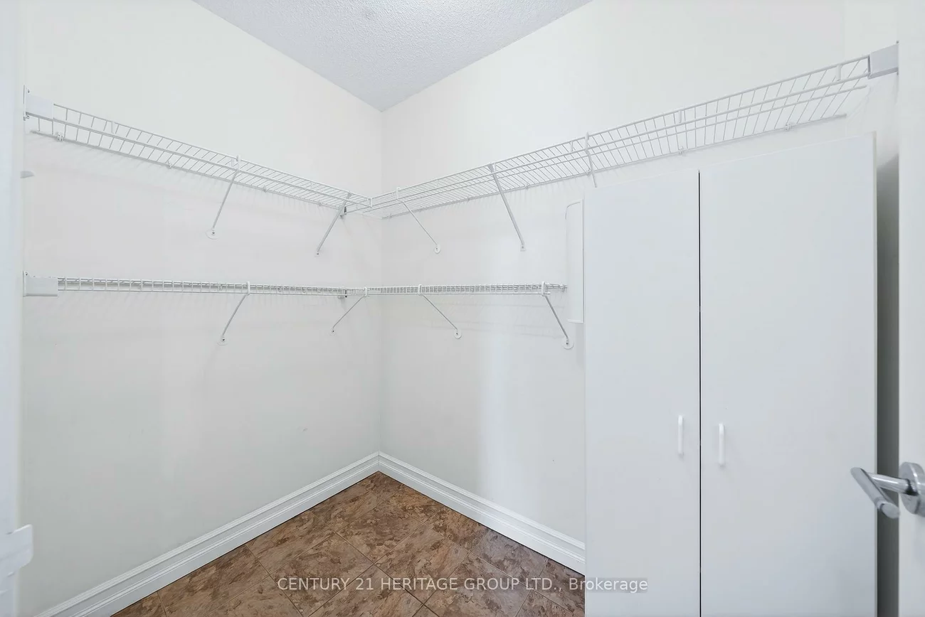 270, Davis, Central Newmarket, Newmarket