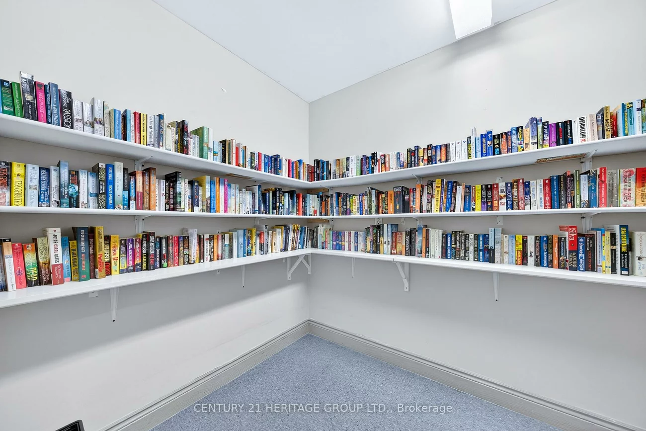 270, Davis, Central Newmarket, Newmarket