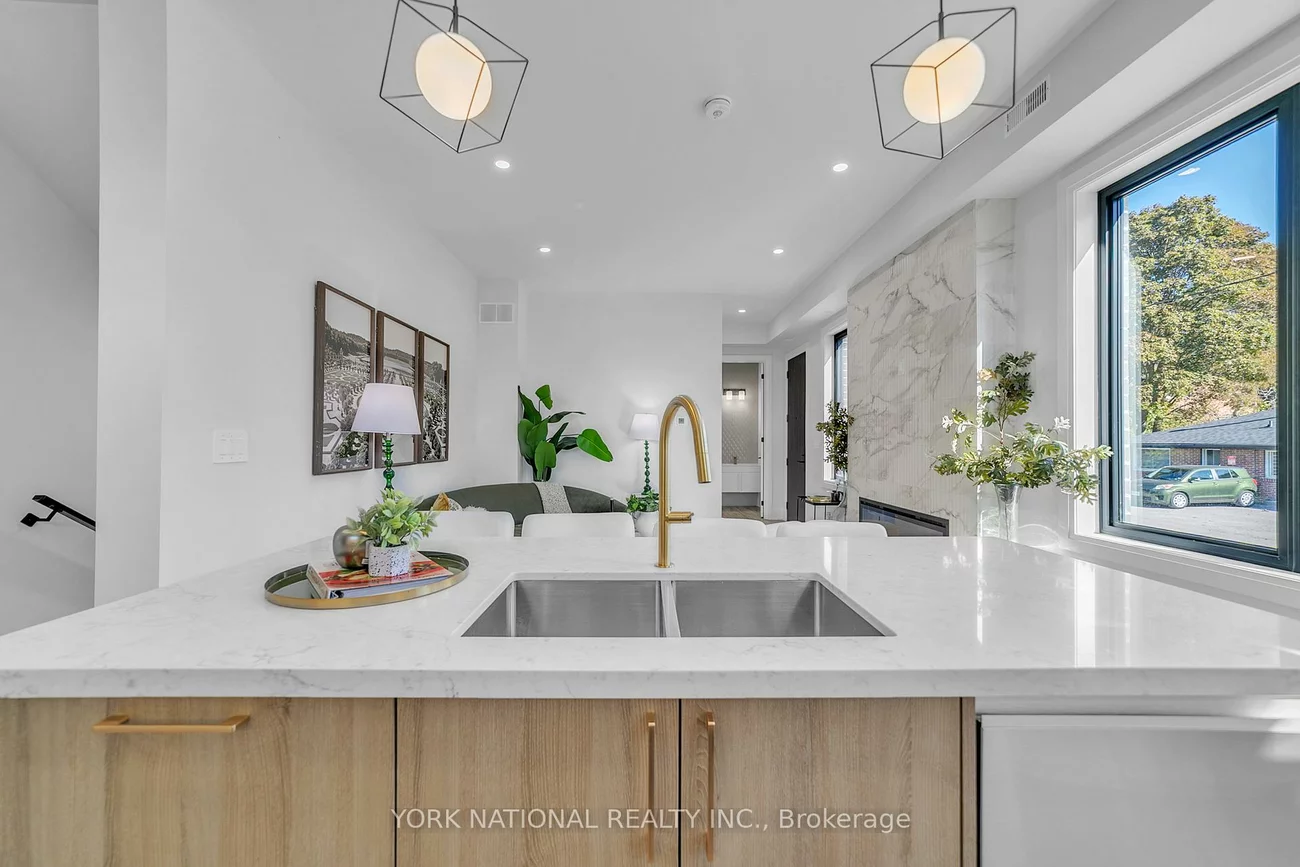 59, Charles, Central Newmarket, Newmarket