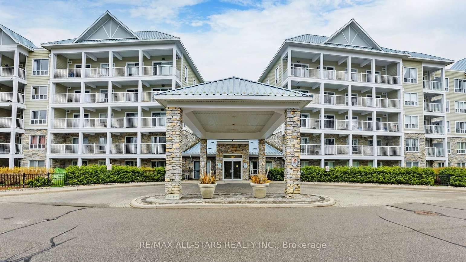 900, Bogart Mill, Gorham-College Manor, Newmarket