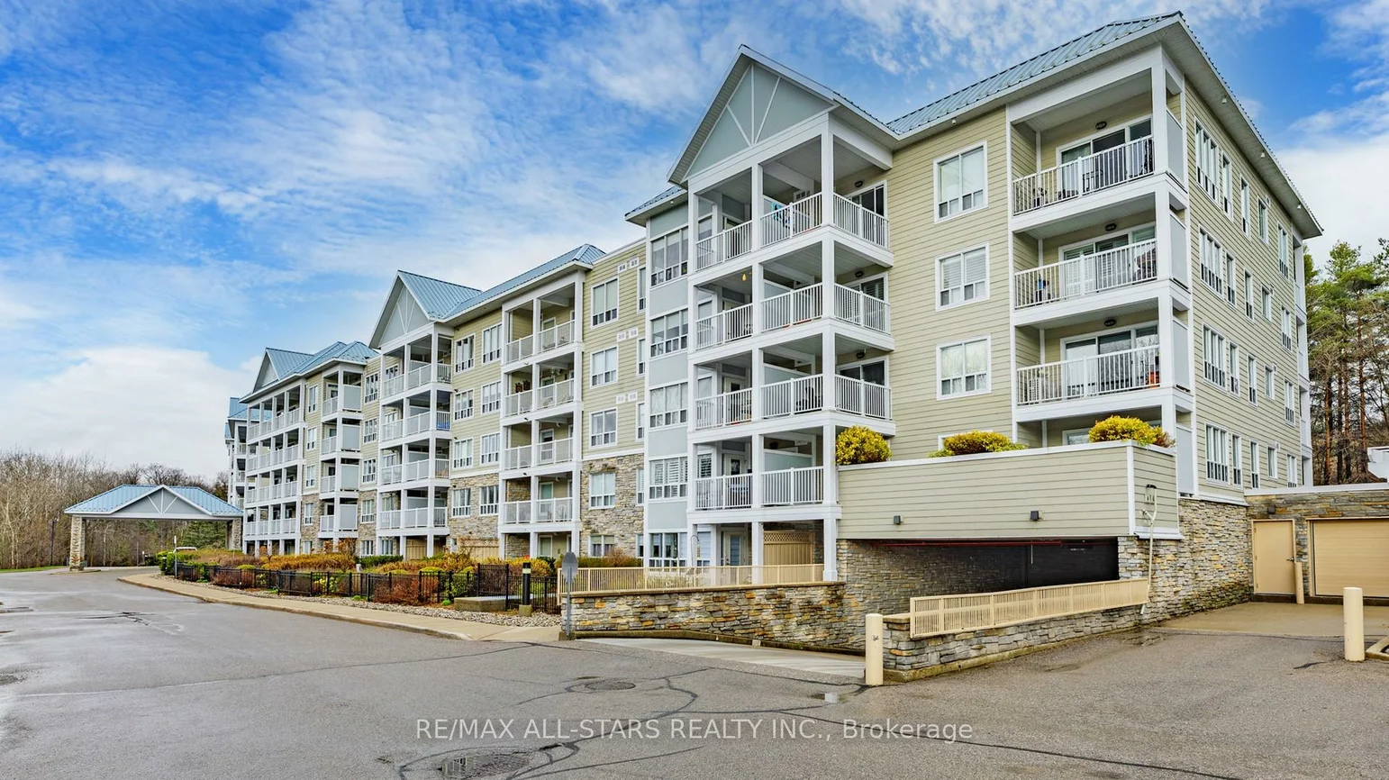 900, Bogart Mill, Gorham-College Manor, Newmarket