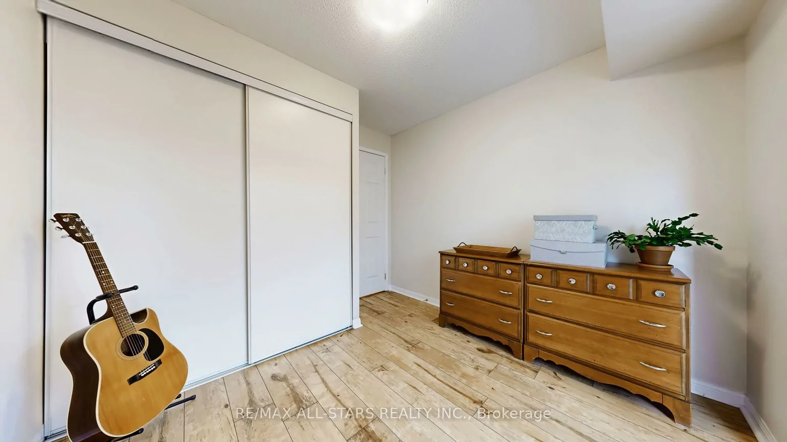 900, Bogart Mill, Gorham-College Manor, Newmarket