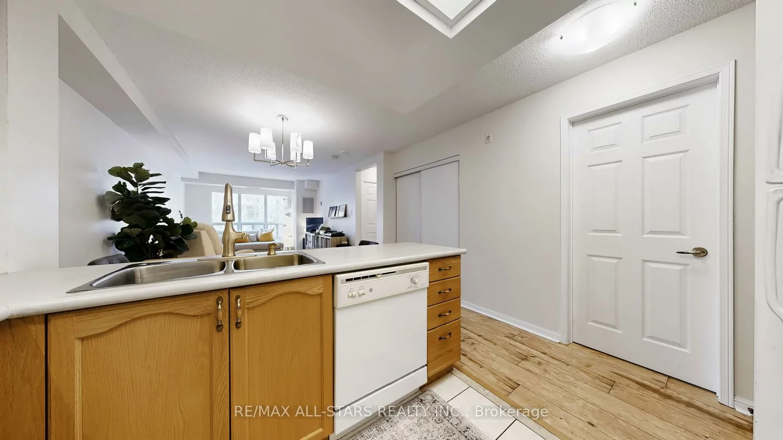 900, Bogart Mill, Gorham-College Manor, Newmarket