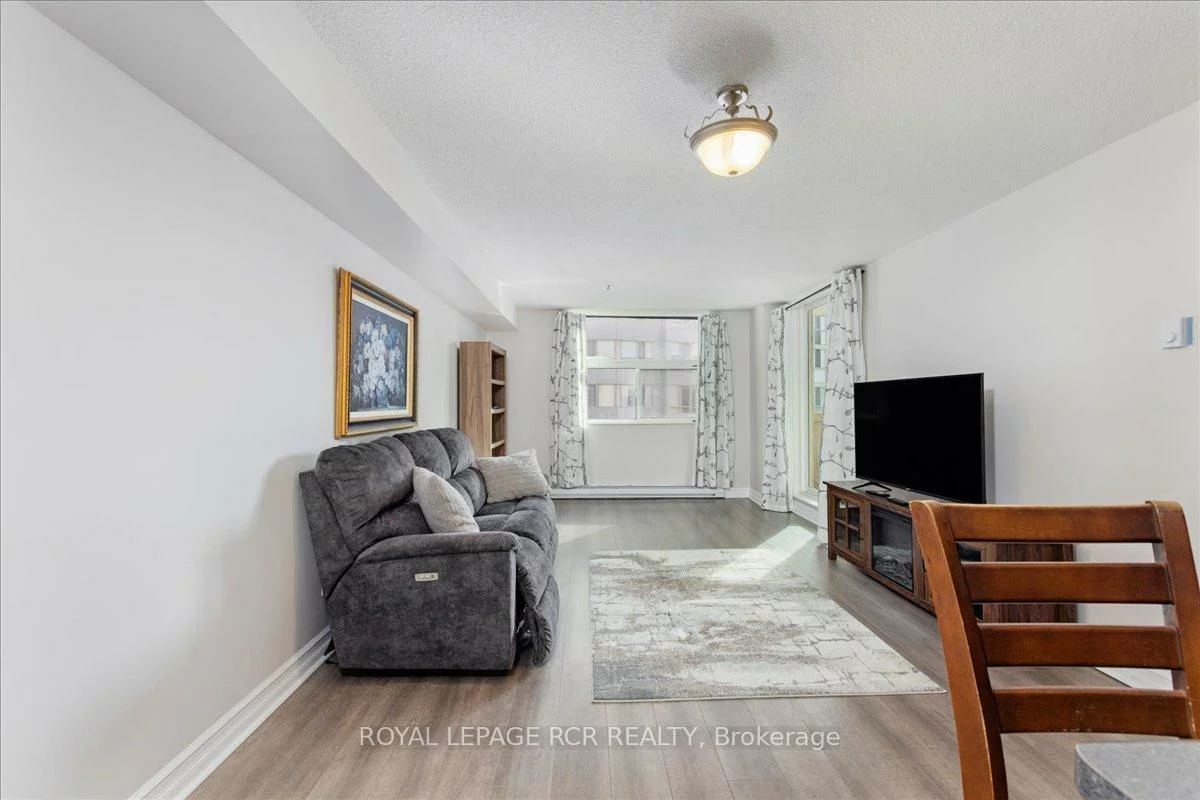 260, Davis, Central Newmarket, Newmarket