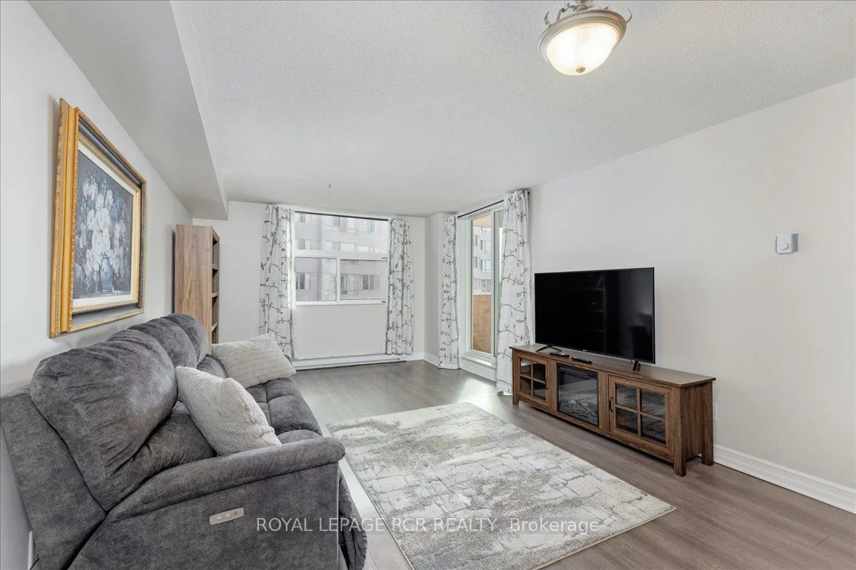 260, Davis, Central Newmarket, Newmarket