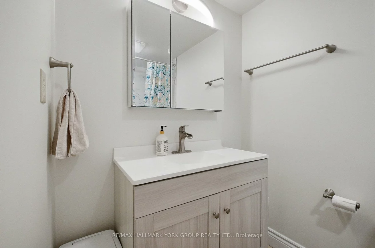 250, Davis, Central Newmarket, Newmarket