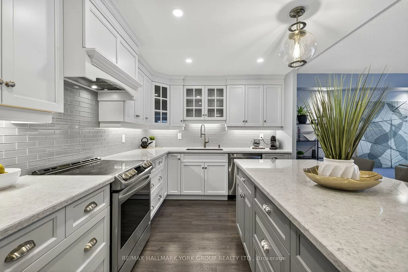 250, Davis, Central Newmarket, Newmarket