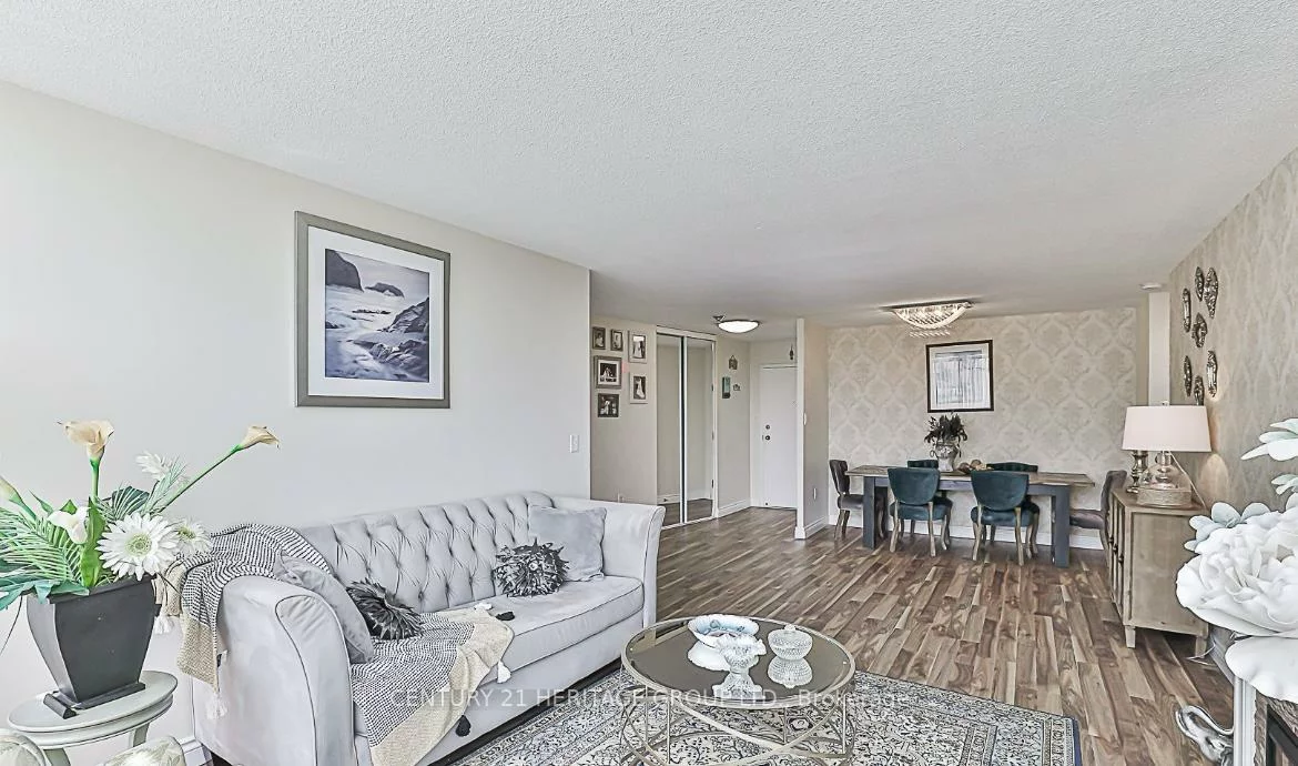 270, Davis, Central Newmarket, Newmarket