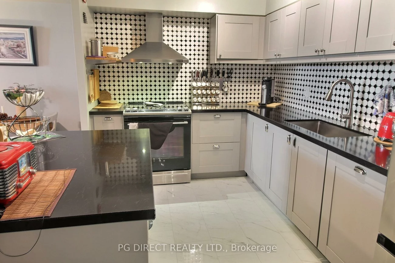 260, Davis, Central Newmarket, Newmarket