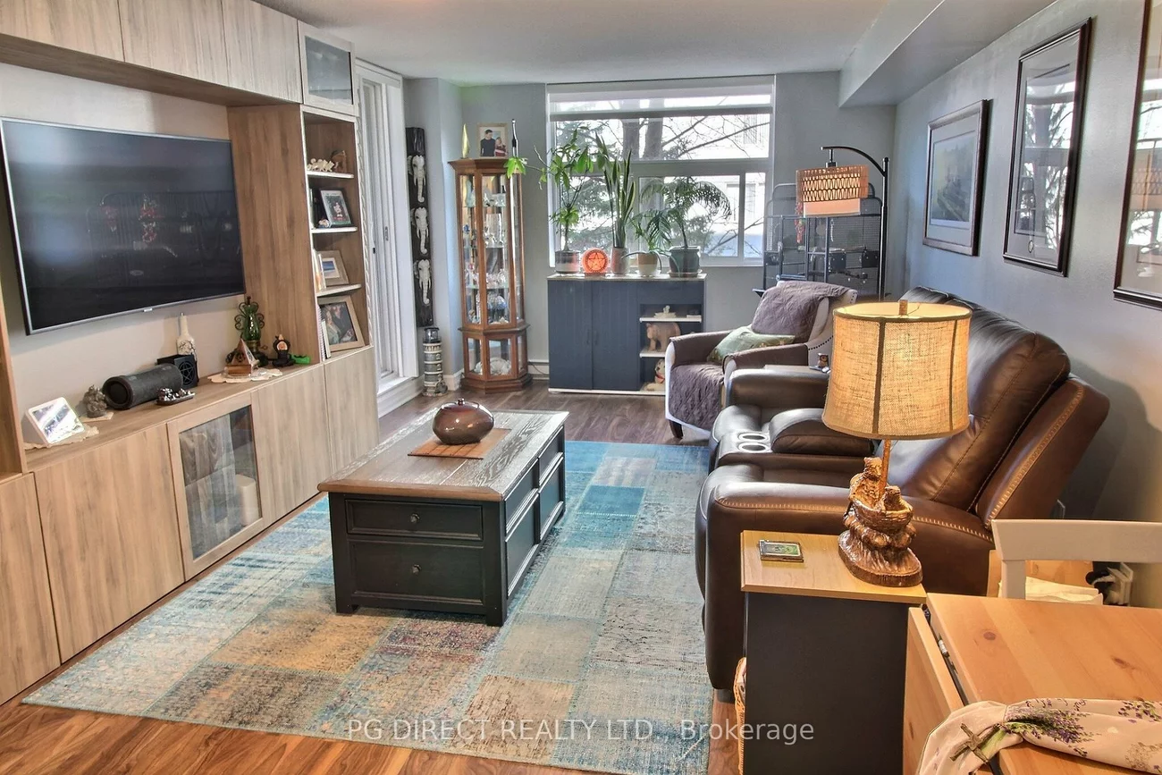 260, Davis, Central Newmarket, Newmarket